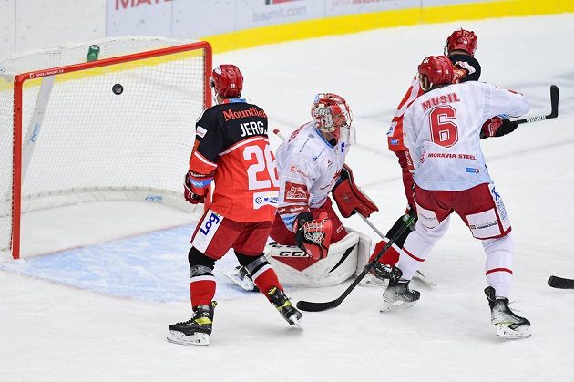 Brankář Třince Marek Mazanec inkasuje gól. Přihlížejí Aleš Jergl z Hradce Králové, David Musil z Třince a Radek Smoleňák z Hradce Králové.