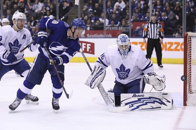 Český útočník Tampy Bay Lightning Ondřej Palát před brankářem Toronta v utkání NHL.