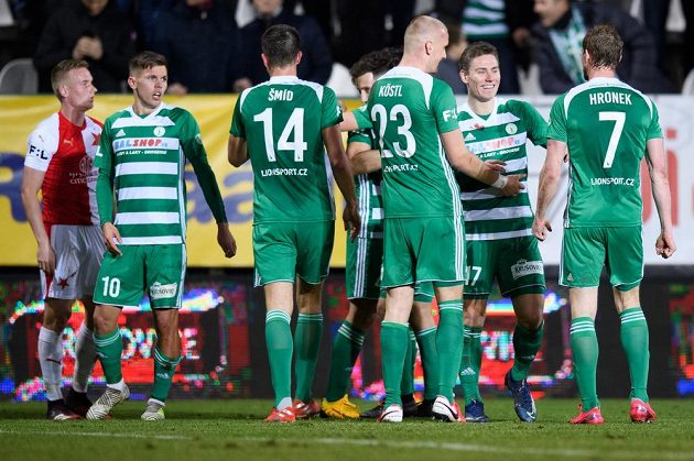 Jan Vodháněl z Bohemians (druhý zprava) oslavuje se spoluhráči vítězství nad Slavií.