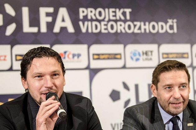 Rozhodčí Roman Hrubeš (vlevo) a předseda LFA Dušan Svoboda během tiskové konference k projektu videorozhdčích ve fotbale.