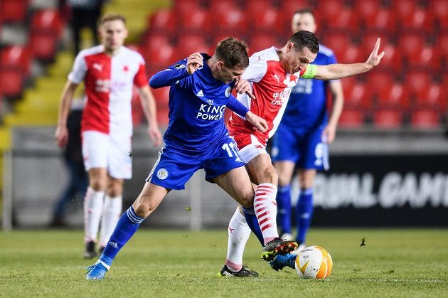 Marc Albrighton z Leicesteru a Jan Bořil ze Slavie během utkání vyřazovací části Evropské Ligy.
