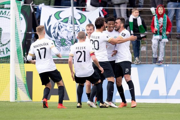 Fotbalisté Příbrami oslavují gól Oliviera Kingueho na 2:1 během utkání nadstavby Fortuna ligy ve skupině o udržení na hřišti Bohemians 1905.