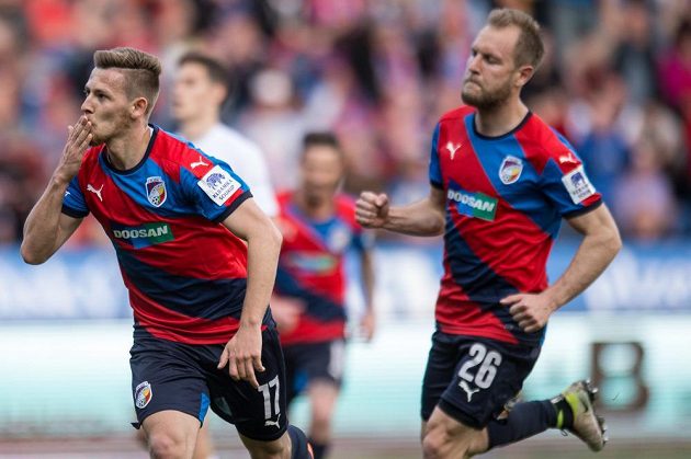 Plzeňský záložník Patrik Hrošovský se raduje z gólu po penaltě proti baníku Ostrava.