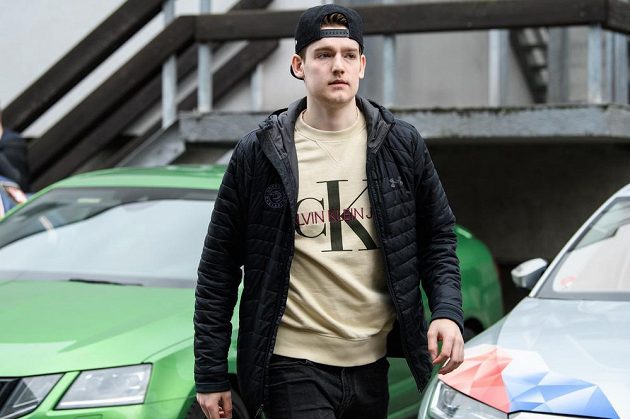 Michal Kovařčík přichází na sraz hokejové reprezentace před turnajem Beijer Hockey Games.