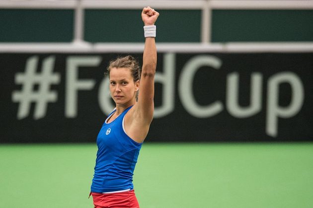 Barbora Strýcová oslavuje vítězství nad Larou Arruaberrenovou ze Španělska v 1. kole Fed Cupu.
