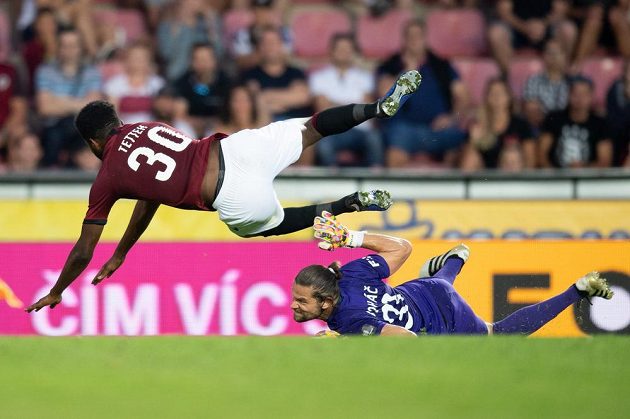 Brankář Příbrami Marek Boháč a jeho penaltový zákrok na Benjamina Tetteha ze Sparty Praha během utkání 4. kola Fortuna ligy.