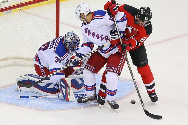 Obránce New Yorku Rangers Dan Girardi (5) a brankář Henrik Lundqvist (30) v souboji před brankou s Jaromírem Jágrem.