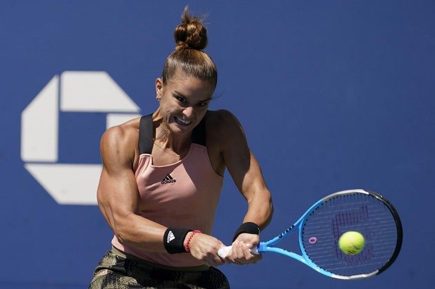 Řecká tenistka Maria Sakkariová vrací míč v utkání 2. kola US Open proti Kateřině Siniakové.