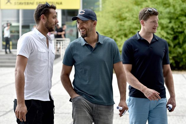 (Zleva) Ondřej Pavelec, Michal Rozsíval a Ladislav Šmíd během neformálního setkání s trenérem Vladimírem Vůjtkem v Praze.