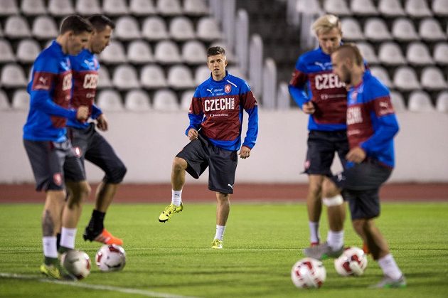 Obránce Lukáš Bartošák (vzadu) na tréninku české fotbalové reprezentace před přípravnými zápasy se Srbskem a Polskem.