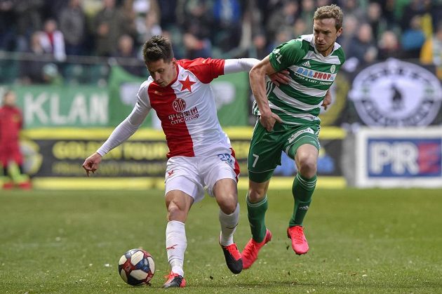 Zleva Lukáš Masopust ze Slavie a Petr Hronek z Bohemians Praha 1905 během vršovického fotbalového derby.
