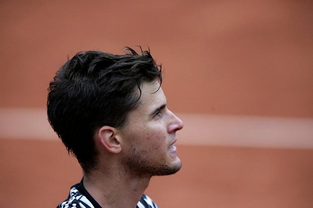 Rakouský tenista Dominic Thiem během semifinále French Open s Novakem Djokovičem ze Srbska.