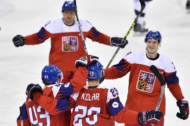 Čeští hokejisté se radují ze vstřeleného gólu. Zleva Jan Kovář, autor branky Jan Kolář, Martin Erat a Dominik Kubalík.