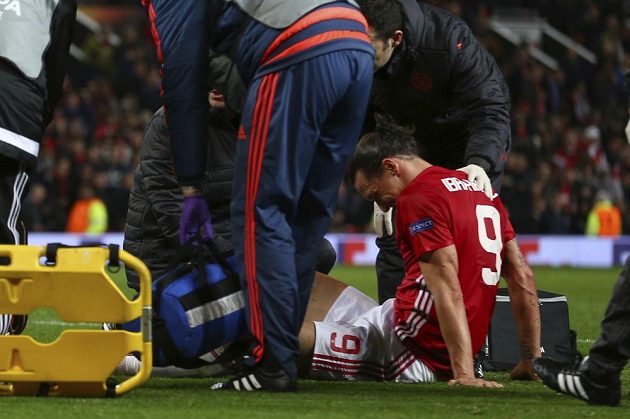 Zlatan Ibrahimovic z Manchesteru United se svíjí v bolestech. V odvetě s Anderlechtem si poranil koleno.
