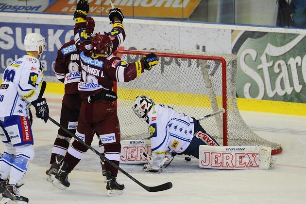Brankář Komety Marek Čiliak inkasuje gól, přihlížejí (zleva) Libor Pivko z Brna a Tomáš Divíšek a Ivan Rachůnek ze Sparty.