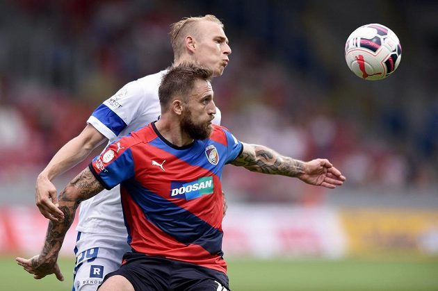 Plzeňský útočník Jan Holenda (vpředu) si kryje míč před libereckým Lukášem Pokorným.