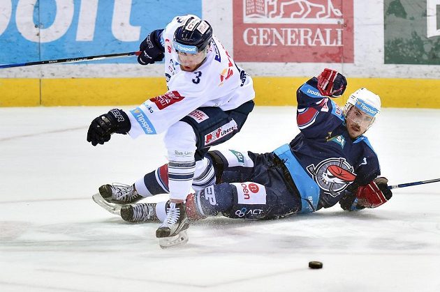 Nicolas Hlava z Chomutova se octl na ledě po souboji s libereckým Adamem Jánošíkem během pátého zápasu semifinále play off hokejové extraligy.