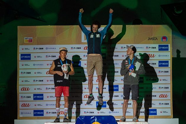 Adam Ondra se raduje ze zisku titulu mistra světa