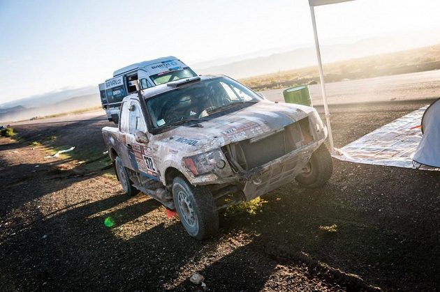 Poničený vůz Borise Vaculíka po nehodě na Rallye Dakar.