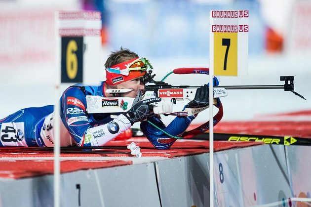 Ondřej Moravec během střelby ve sprintu na 10 km v rámci světového poháru v biatlonu ve Vysočina Areně v Novém Městě na Moravě.