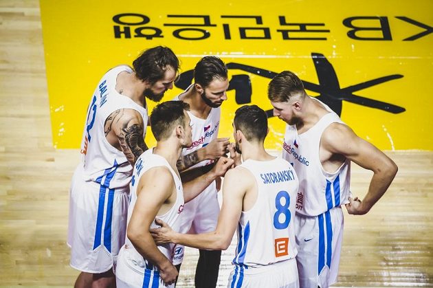 Porada českých basketbalistů během přípravného utkání s Angolou před mistrovstvím světa.