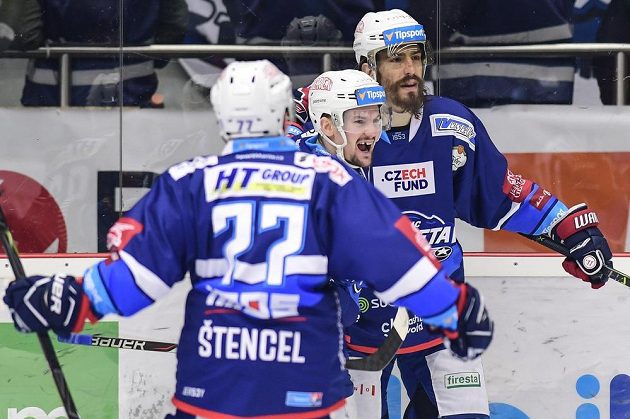 Brněnští hokejisté Jan Štencel, Petr Holík a Peter Mueller oslavují gól.