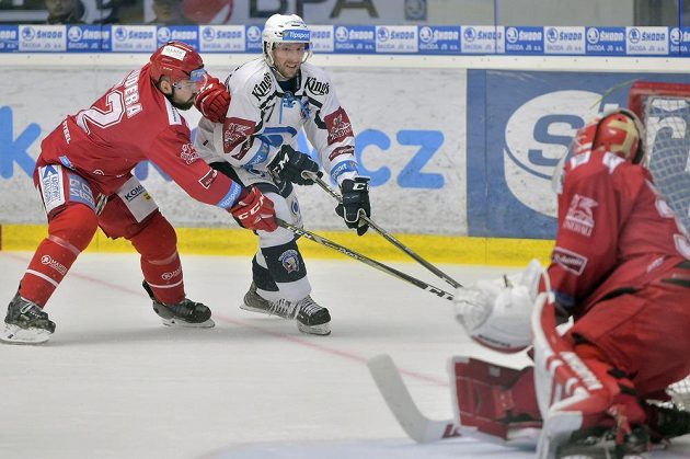 Zleva Milan Doudera a brankář Šimon Hrubec z Třince a Jaroslav Kracík z Plzně (uprostřed) ve čtvrtém semifinále play off.