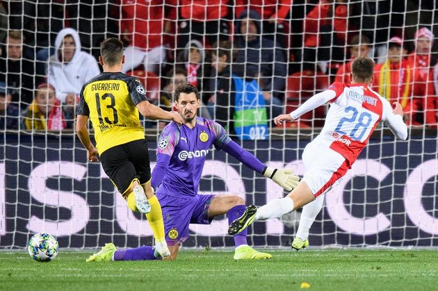 Lukáš Masopust ze Slavie Praha a jeho velká šance během utkání základní skupiny Ligy mistrů proti Dortmundu.