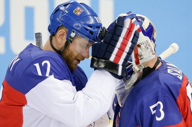 Dobojováno, konec pro český tým. Útočník Jiří Novotný a brankář Alexander Salák po utkání s USA.