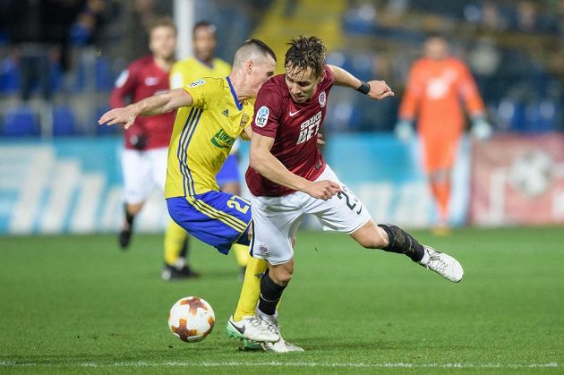 Ondřej Bačo ze Zlína (vlevo) zastavuje sparťana Josefa Šurala během utkání 13. kola HET Ligy.