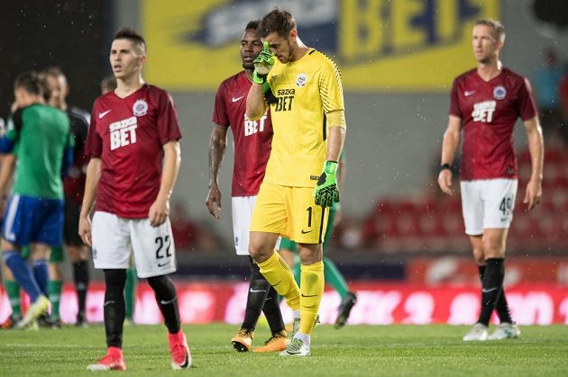 Zklamaní fotbalisté Sparty po derby s Bohemians, které skončilo 1:1. Čisté svědomí u vyrovnávací trefy Klokanů neměl brankář Martin Dúbravka.