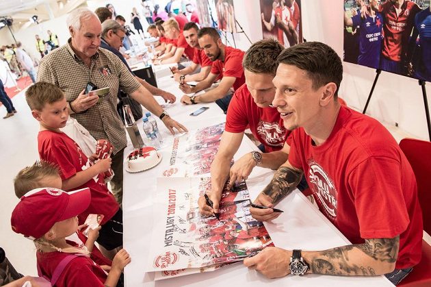 Na fotbalové mistry se stále fronta. Hráči Slavie Jiří Bílek (vpředu) a Milan Škoda se ochotně podepisovali fanouškům týmu z Edenu.
