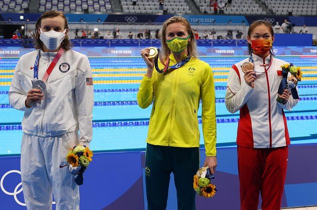 Zlatá ze 400 m volný způsob Ariarne Titmusová (uprostřed), stříbrná Kathleen Ledecká z USA a bronzová Číňanka Li Ping-ťie.