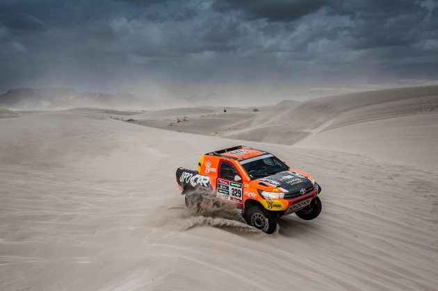 Martin Prokop s vozem Toyota při pouštní 10. etapě Rallye Dakar.