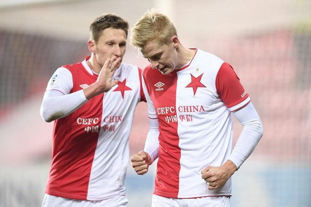 Naštvaný slávista Michal Frydrych (vpravo) poté, co si v utkání s Baníkem dal vlastní gól, utěšuje jej kapitán Milan Škoda.