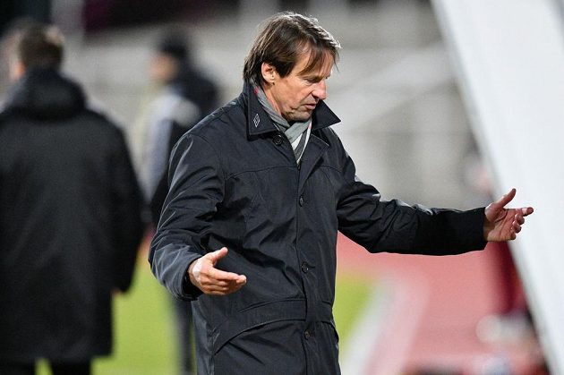 Trenér František Straka vedl fotbalisty Karviné premiérově v nejvyšší soutěži na Julisce proti Dukle.