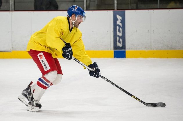 Obránce Tomáš Voráček na tréninku hokejové reprezentace před turnajem Channel One Cup.