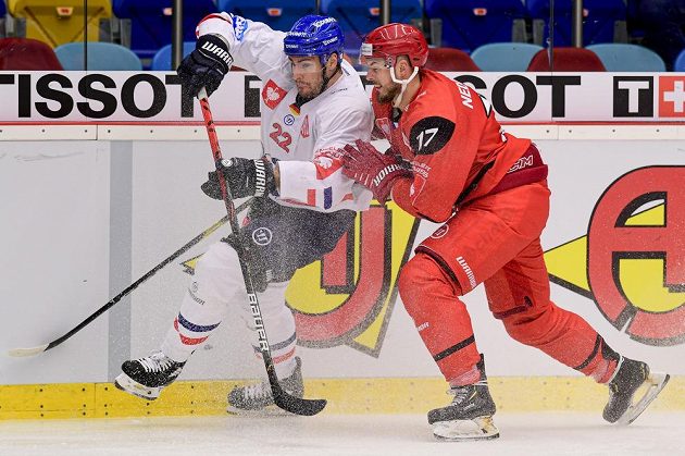 Matthias Plachta z Mannheimu a Richard Nedomlel z Hradce Králové během utkání hokejové Ligy mistrů.