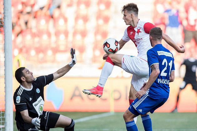 Eduard Sobol ze Slavie Praha před vstřelením gólu na 4:0 do sítě Mladé Boleslavi . zasáhnout se snaží brankář Kamran Agajev.
