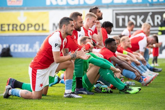Nicolae Stanciu ze Slavie Praha (zcela vlevo) béhem děkovačky s fanoušky po utkání v Teplicích.
