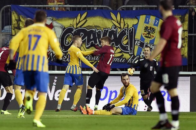Sparťanský fotbalista Martin Frýdek a Václav Jurečka z Opavy během osmifinále MOL Cupu.
