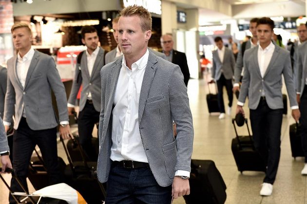 Obránce Viktorie Plzeň David Limberský na letišti Václava Havla před odletem do Tel Avivu.