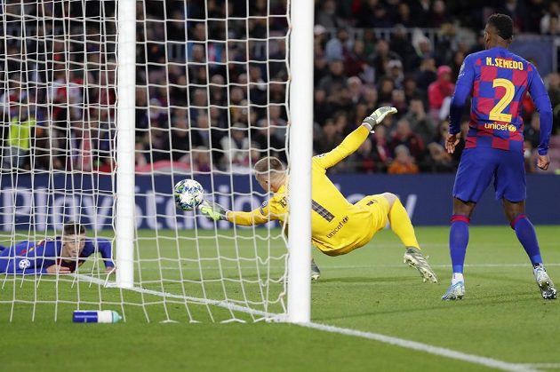 Brankář Barcelony Marc-André ter Stegen likviduje šanci slávisty Petra Ševčíka (není na snímku).