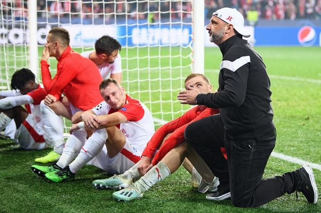 Trenér Jindřich Trpišovský a zklamaní fotbalisté Slavie Praha Tomáš Souček a Vladimír Coufal po utkání s Barcelonou.