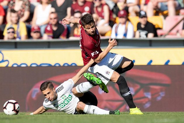 Ondřej Lingr z Karviné a Adam Hložek ze Sparty Praha během utkání 29. kola Fortuna ligy.