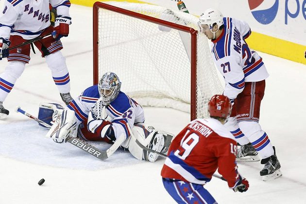 Gólman New Yorku Rangers Antti Raanta (32) zabraňuje střele Nicklase Bäckströma (19) z Washingtonu v zápase NHL.