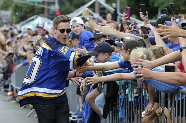 Ani hustý déšť nepokazil fanouškům a hokejistům St. Louis Blues sobotní velkolepé oslavy zisku Stanley Cupu.