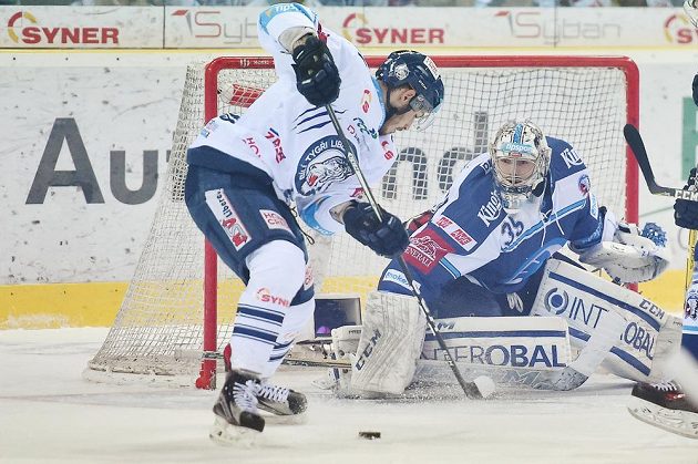 Liberecký Dominik Lakatoš s kotoučem před brankářem Plzně Matějem Machovským během čtvrtfinále play off hokejové extraligy.