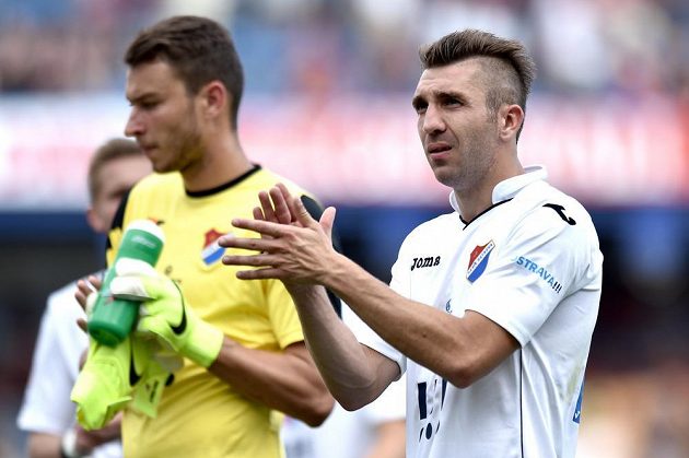 Smutný ostravský záložník Davor Kukec (vpravo) a brankář Jiří Pavlenka děkují fanouškům Baníku za podporu po utkání na Spartě.