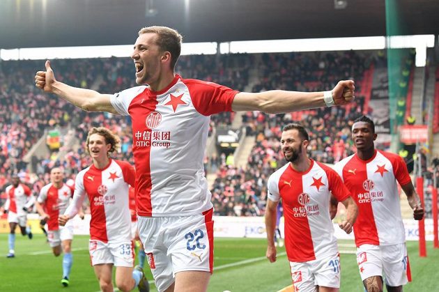 Tomáš Souček se raduje z gólu, kterým otevřel skóre derby ve prospěch Slavie.